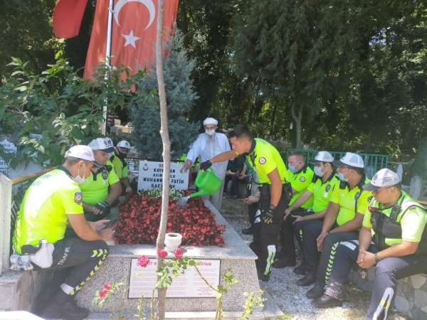 Polis ekipleri, şehit Kaymakam Safitürk ve 15 Temmuz Şehidi Gökbayrak'ın mezarın