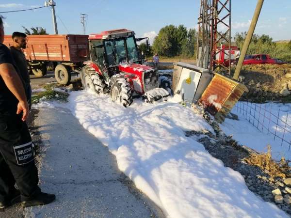 Elektrik trafosuna çarpan traktör alev aldı: 1 yaralı 