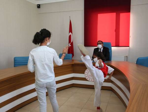 Tunceli'de 2 öğrenci e- karate şampiyonasında derece aldı 