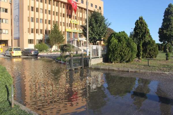 Su borusu patladı, PTT Başmüdürlüğü önü göle döndü 