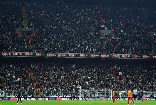 Beşiktaş'ta soğuğa rağmen tribünler doldu 