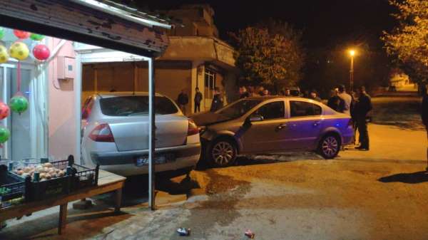 Kazada savrulan otomobil bakkal duvarına çarptı: 2 yaralı 