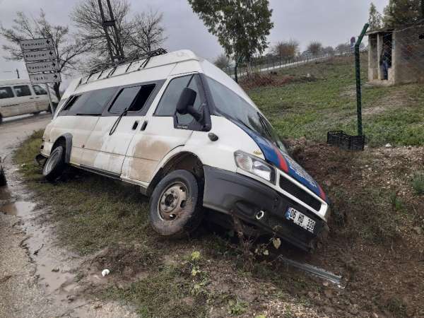 Adana'da tarım işçilerini taşıyan minibüs kaza yaptı: 9 yaralı