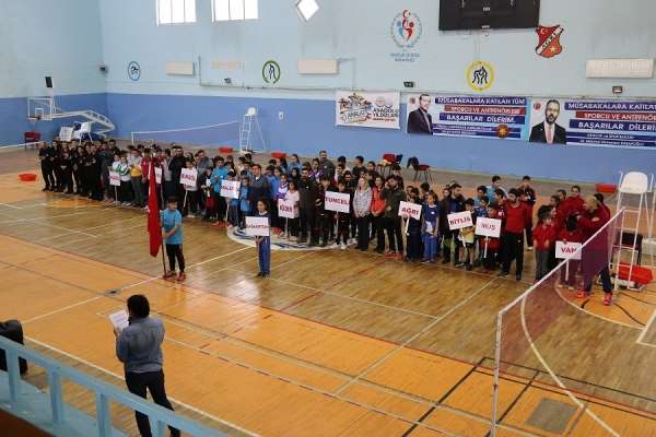 Ağrı'da ANALİG Badminton grup müsabakaları başladı