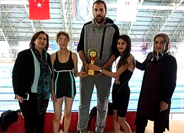 Geleceğin yüzücüsü Eremsu Cansever'den 3 altın