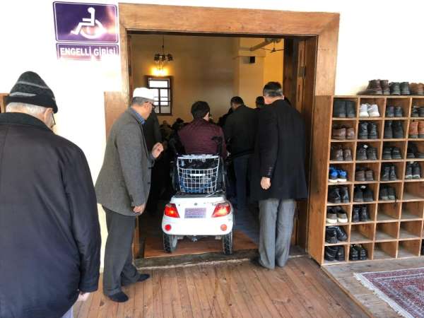 Sinop'ta camiye engelli kapısı yapıldı 