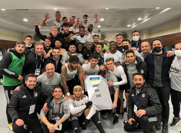 Beşiktaşlı futbolcular galibiyeti Başkan Çebi'ye armağan etti