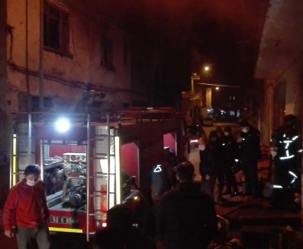 Ordu'da ev yangını: 2 kişi hastaneye kaldırıldı