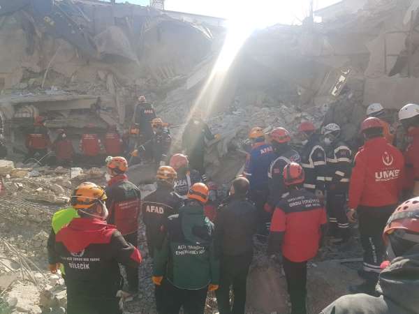 UMKE timinde yer alan Trakya Üniversiteliler, deprem bölgesinde acil sağlık ve y