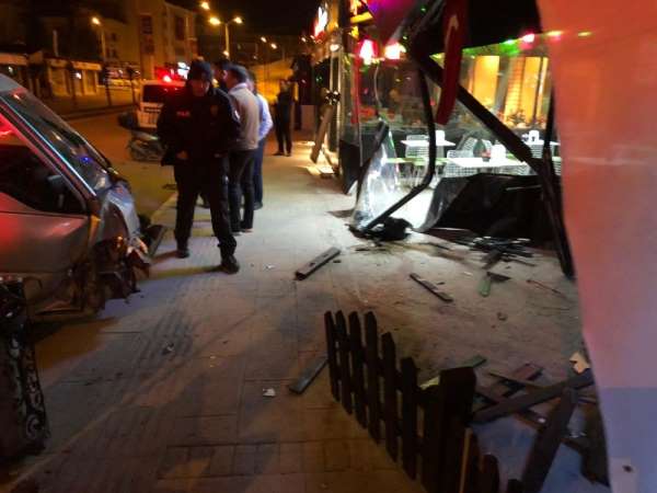 Freni boşalan minibüs dükkana girerek durabildi