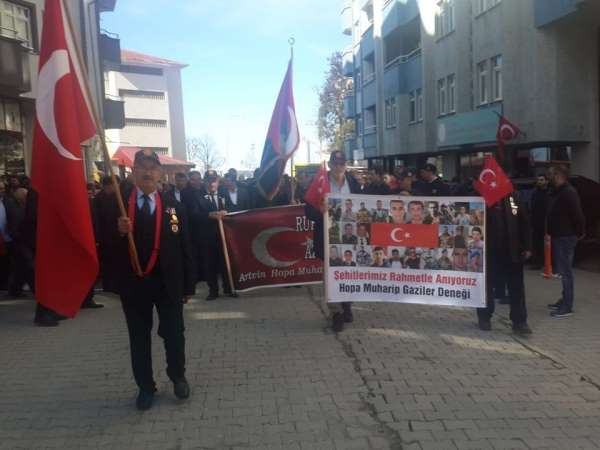 Hopa'da binlerce kişi şehitleri için yürüdü