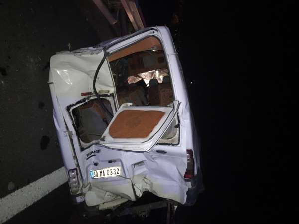 Kaçak göçmen taşıyan ticari minibüs kaza yaptı: 5'i ağır 21 yaralı