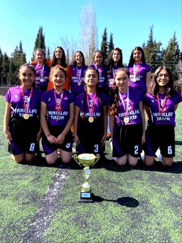 Sarıgöllü kızlar futbolda Manisa şampiyonu oldu