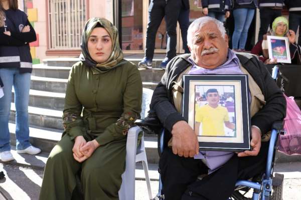 Yürüme engelli baba teröristlerin kaçırdığı evladı için HDP önünde eyleme başlad