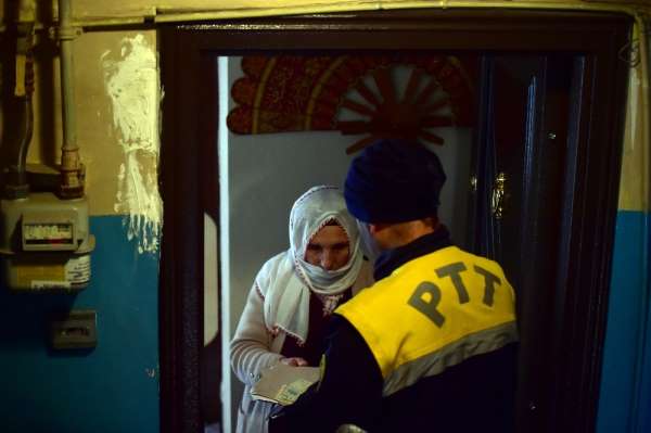 İstanbul'da sosyal yardım ödemeleri evlere dağıtılmaya başlandı 
