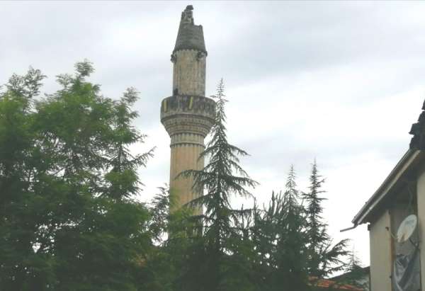 Tokat'ta yıldırım düşen caminin minaresinde hasar meydana geldi 