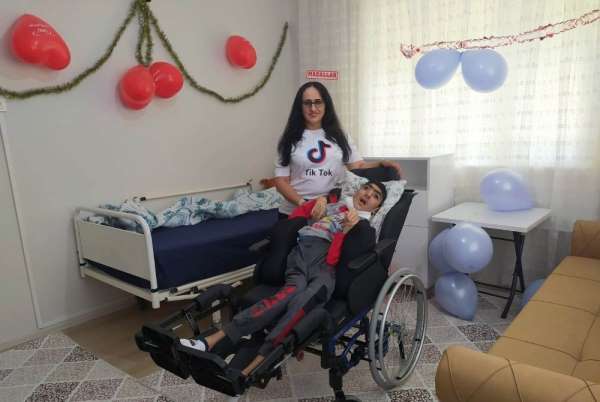 Sosyal medyadan kazandığı parayla engelli gencin evini yeniledi 