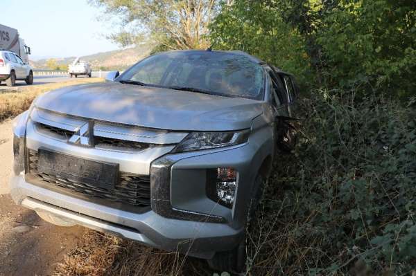 Pikap şarampole yuvarlandı: 3 yaralı 