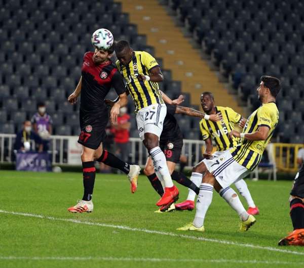 Süper Lig: Fenerbahçe: 1 - Fatih Karagümrük: 0 (İlk yarı)