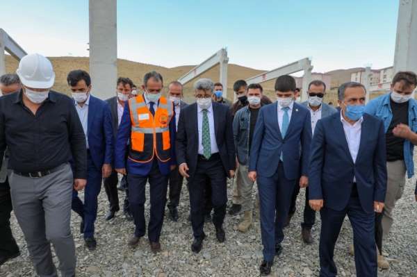 Vali Bilmez, ayakkabı fabrikası inşaatını inceledi