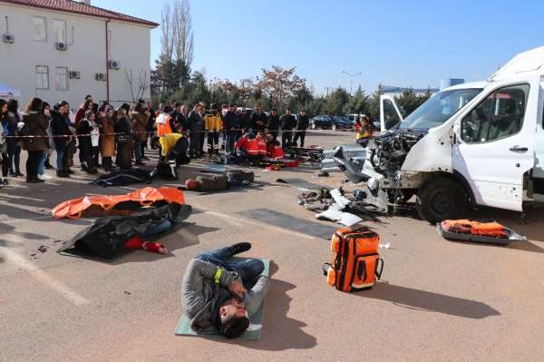 Aksaray'da sağlıkçılardan gerçeğini aratmayan kaza tatbikatı 