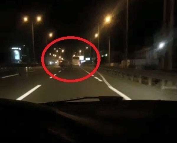 Cep telefonu ile yolda video çekerken, önündeki kazayı böyle görüntülendi 