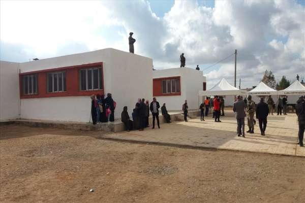 Tel Abyad'da teröristler tarafından zarar gören ilkokul onarılarak eğitim-öğreti