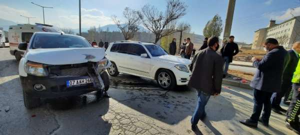 AK Parti Genel Başkan Yardımcısı Demiröz'ün konvoyunda kaza: 1 yaralı 