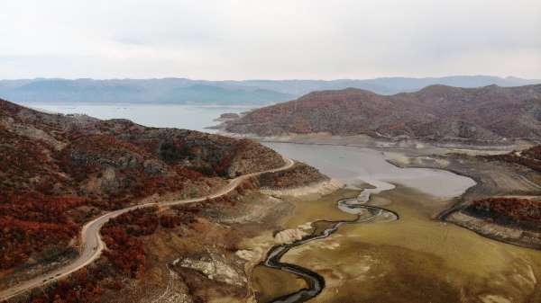 Barajda su seviyesi düştü, kayalık ortaya çıktı 