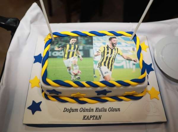 Gökhan Gönül'e sürpriz doğum günü kutlaması