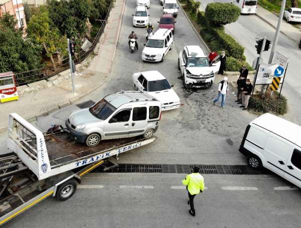 Kırmızı ışıkta 3 araçlı zincirleme kaza: 4 yaralı