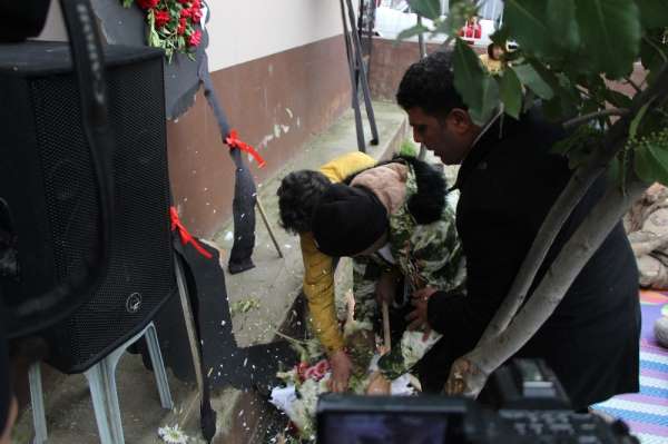 Şehit cenazesinde CHP'li vekillerin çelenklerini parçaladılar 