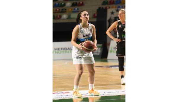 Bağları kopan İzmit Belediyesporlu Erat ameliyat olacak 