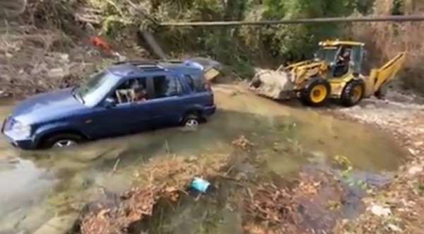 Off-Road yapmak isteyen gençler derede mahsur kalınca imdatlarına kepçe yetişti 