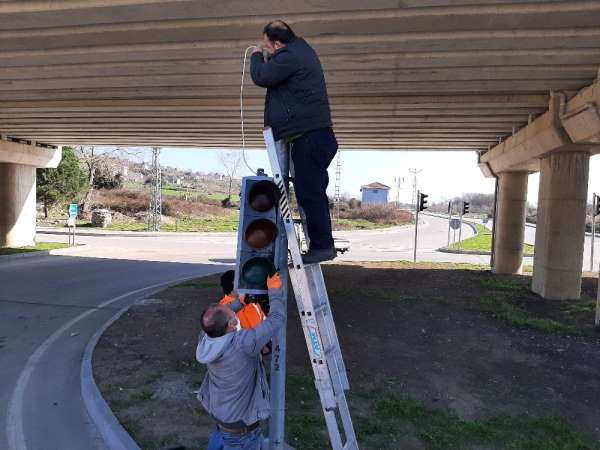 Sinop'ta kazada hasar gören trafik lambası değiştirildi 