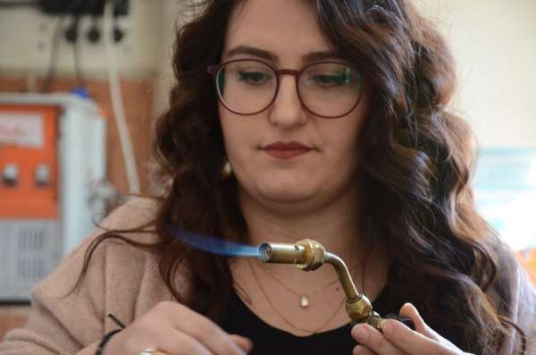 Altına 'kadın' eli değdi