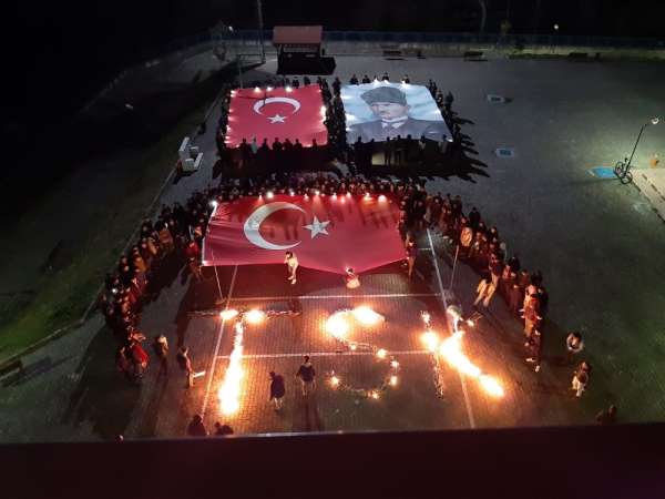 Giresun'da üniversite öğrencilerinden Mehmetçiğe ateşli ve ay yıldızlı destek 