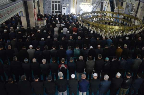 İdlib Şehitleri için sabah namazının ardından dua edildi 
