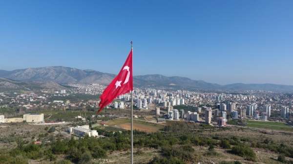 Kozan'da şehitler anısına dev Türk Bayrağı asıldı