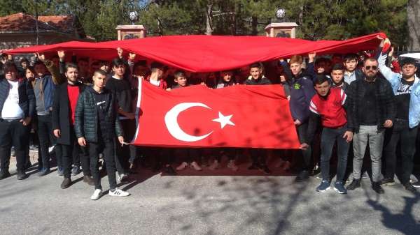 Lise öğrencilerinden İdlib şehitleri için Türk bayraklı yürüyüş 