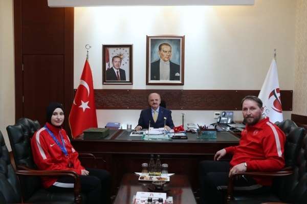 Vali Çakacak, milli sporcu Turhan'ı kabul etti