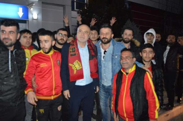 Yeni Malatyaspor taraftarından Hikmet Karaman'a coşkulu karşılama 