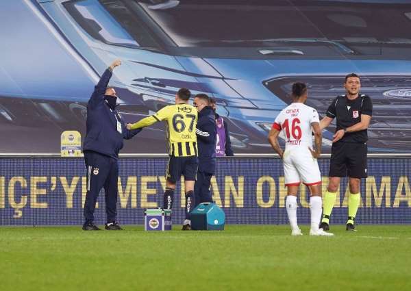 Mesut Özil sahayı sedyeyle terk etti 