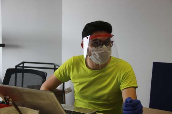 Evde başladıkları siperli maske üretimini üniversite bünyesinde sürdürüyorlar 