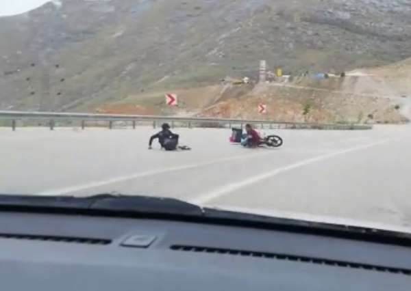 Motosikletle kaza anı cep telefonu kamerasına yansıdı 