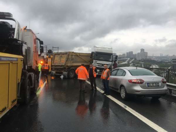TEM'de kaza yapan hafriyat kamyonu trafiği felç etti