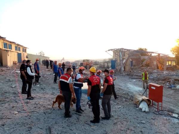 Afet Kriminal İnceleme ekibi Hendek'te havai fişek fabrikası patlama bölgesinde 