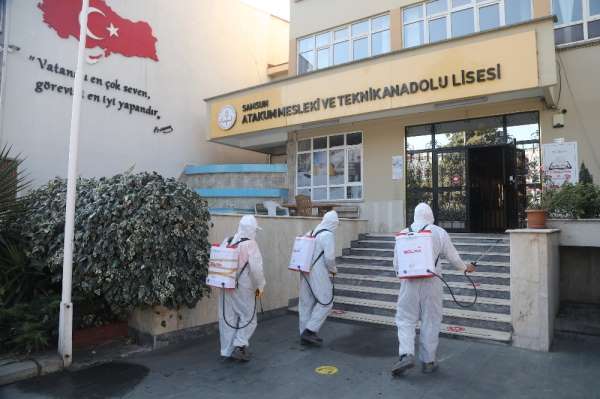 Atakum Belediyesi'nin hijyen timlerinden öğrenciler için lise dezenfeksiyonu 