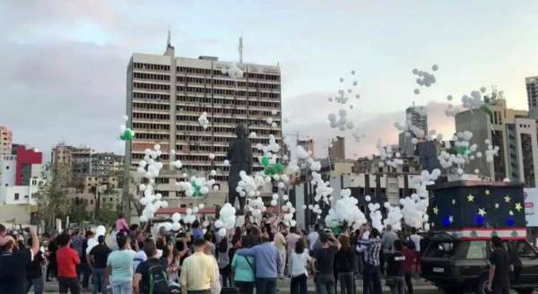Beyrut'taki patlamada hayatını kaybedenlerin ailesinden 'balonlu' anma 