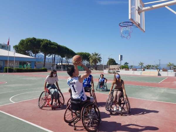 Tekerlekli sandalye basketbol maçında dostluk kazandı 